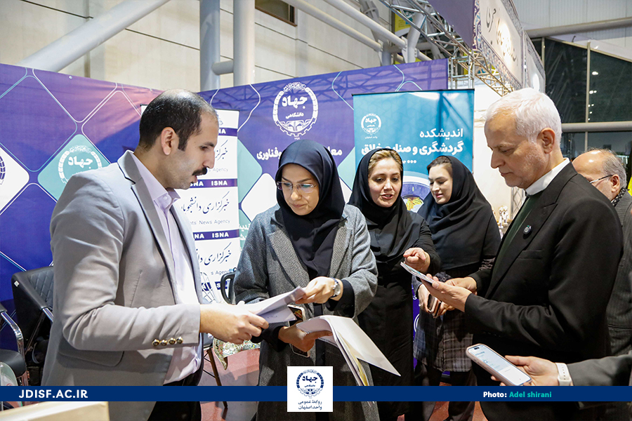بازدید سفیر سنگال و شهردار اصفهان از غرفه جهاددانشگاهی واحد اصفهان